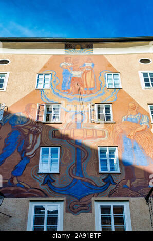 Low Angle View von Wohn- und Geschäftshaus. Stockfoto