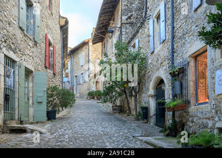 Frankreich, Drome, Mirmande, "Les Plus beaux villages de France (Schönste Dörfer Frankreichs), gepflasterte Strasse im Dorf // Frankreich, Dr Stockfoto