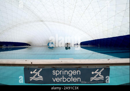 Berlin, Deutschland. 12 Nov, 2019. Die neue Traglufthalle überspannt die beiden 50 Meter langen Pools des open-air Swimming Pool in der Seestraße Kombination pool im Wedding. Das Richtfest für Deutschlands größten Pool Luft Kuppel mit einer Fläche von 60 x 68 Meter wurde heute statt. Die Überdachung der zwei Außenpools, 2072 Quadratmeter Wasser für die Winter Monate. Quelle: Bernd von Jutrczenka/dpa/Alamy leben Nachrichten Stockfoto