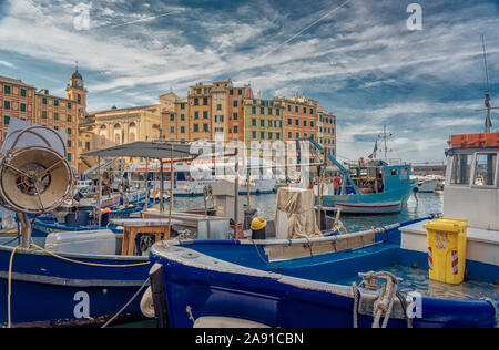 Fischerboote im Hafen von Camogli, Motorboote und Sportboote vor bunten waterfront Gebäude günstig, Ligurien, Italien Stockfoto