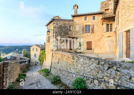 Frankreich, Drome, Mirmande, "Les Plus beaux villages de France (Schönste Dörfer Frankreichs), gepflasterte Strasse und Häuser im Dorf // Stockfoto