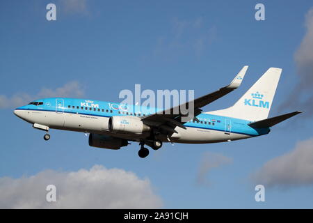 KLM Boeing 737 PH-BGL Landung in London Heathrow Flughafen, Großbritannien Stockfoto