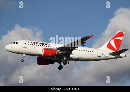 Eurowings Airbus A319 OK-NEO Landung in London Heathrow Flughafen, Großbritannien Stockfoto