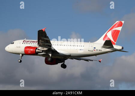 Eurowings Airbus A319 OK-NEO Landung in London Heathrow Flughafen, Großbritannien Stockfoto