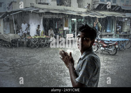 Pushkar, Rajasthan, Indien: Ein indischer Mensch betet für die Ankunft des Monsuns. Stockfoto