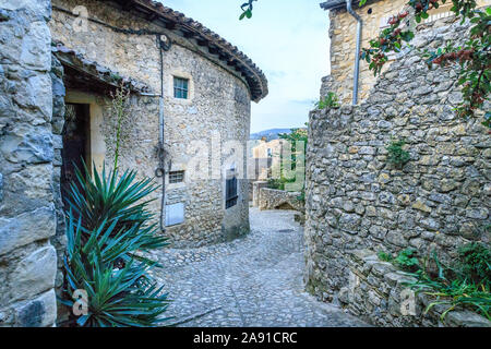 Frankreich, Drome, Mirmande, "Les Plus beaux villages de France (Schönste Dörfer Frankreichs), gepflasterte Strasse und Häuser im Dorf // Stockfoto