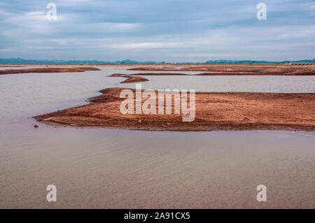 Geringe Wasser in den Damm kleine Insel offenbaren, Pa Sak Jolasid Dam, Thailand. Stockfoto