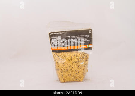 Alberton, Südafrika - ein Paket von Woolworths Essen sonnengetrocknete Tomaten und Kapern couscous auf einen klaren Hintergrund Bild mit Kopie Raum isoliert Stockfoto
