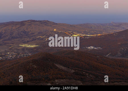 Panorama der Stadt Khizi bei Sonnenuntergang Stockfoto