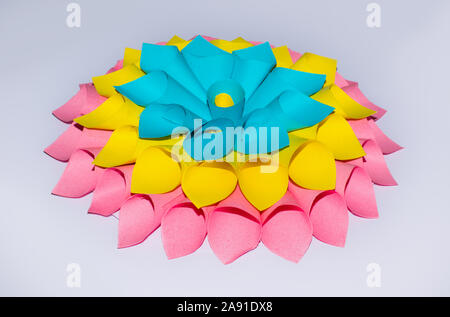 Nahaufnahme der dahlie Papier Blume für Hochzeit Dekoration. grußkartenvorlage. handgefertigte Dahlie Blume. Stockfoto