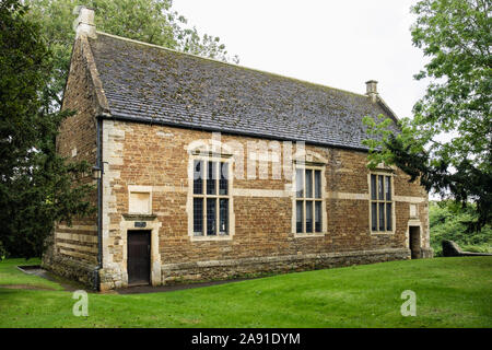 Die alte Schule Gebäude aus Stein ca. 1584 mit Schieferdach wurde 1994 restauriert. Cutts schließen Park, Oakham, Rutland, England, Großbritannien, Großbritannien Stockfoto