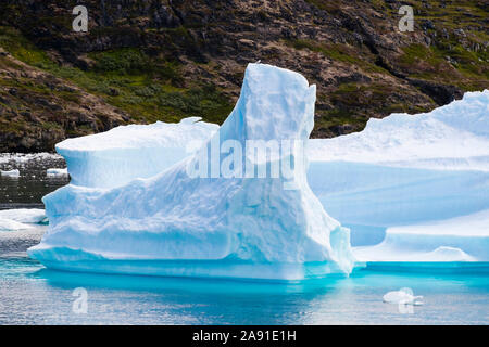 Eisberge von Tunulliarfik Fjord an der Küste im Sommer. Narsaq, Kujalleq, Südgrönland Stockfoto