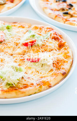 Pizza caesar auf einem Teller. Close Up. Stockfoto