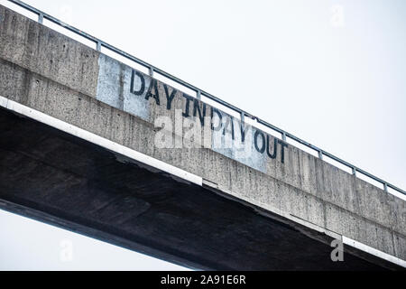 Graffiti auf eine Fußgängerbrücke über eine Straße, Lesen, Tag für Tag, Gateshead, Tyne und Wear, England, Großbritannien Stockfoto