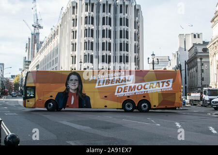 Westminster London, UK. 12. November 2019. Die Fraktion der Liberalen und Demokratischen Partei allgemeine Wahlkampagne Bus mit dem Bild von Leader Jo Swinson gesehen Fahren in Westminster. Credit: Amer ghazzal/Alamy leben Nachrichten Stockfoto