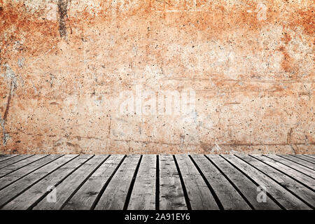 Leere Innenraum Hintergrund mit grungy gelb Betonmauer und dunkler Holzfußboden, abstrakten Foto Textur Stockfoto