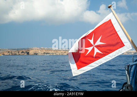 Merchant Flagge von Malta mit weißen Malteserkreuz auf rotem Hintergrund auf einem Stern Freude Yacht montiert Stockfoto