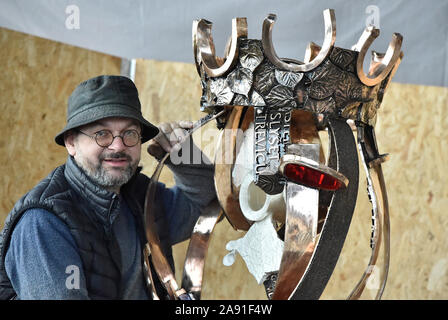 Polesovice, Tschechische Republik. 07 Nov, 2019. Tschechische Bildhauer Daniel Ignac Trubac zeigt seine 230 cm lang und fast 400 kg wiegt Skulptur 'Krone der Hl. Agnes von Böhmen", am 7. November 2019, in Polesovice, Tschechische Republik. Die Skulptur wird als Geschenk für Papst Franziskus während einer dreitägigen Nationalen Wallfahrt nach Rom gegeben werden. Credit: Vaclav Salek/CTK Photo/Alamy leben Nachrichten Stockfoto