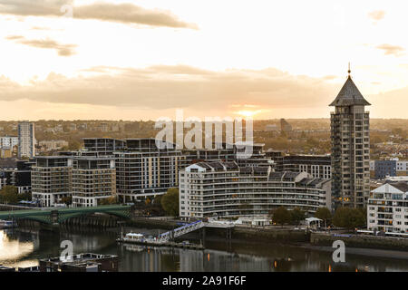 Chelsea Harbour und Imperial Wharf in der Abenddämmerung. Stockfoto