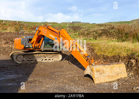 Aushub Boden an der Rückseite des privaten Haus mit Bulldozer, den Boden für die Entwässerung zu Ebene Stockfoto