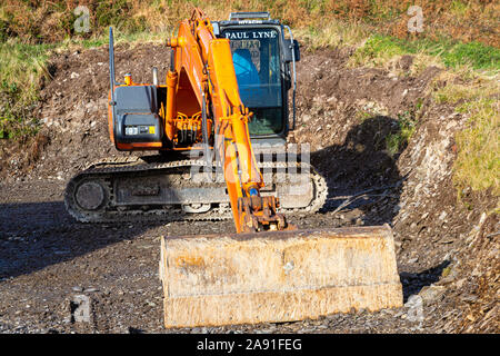 Aushub Boden an der Rückseite des privaten Haus mit Bulldozer, den Boden für die Entwässerung zu Ebene Stockfoto