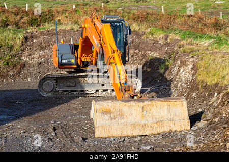 Aushub Boden an der Rückseite des privaten Haus mit Bulldozer, den Boden für die Entwässerung zu Ebene Stockfoto