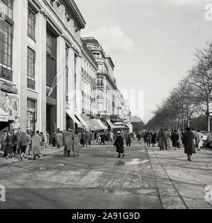1950, historische, oben auf der Champs-Elysées, Paris, Frankreich. 52-60 Avenue Champs-Elysees, außerhalb des Art déco-Gebäude, wo der Film, "The Happy Time" mit den berühmten Schauspieler Charles Boyer erschien im Kino Monte-Carlo. Dieses Einzelzimmer - Zimmer Kino war einer von vielen, die auf diesem Weg zu dieser Zeit befanden, einschließlich der Bryon und den Broadway. Stockfoto