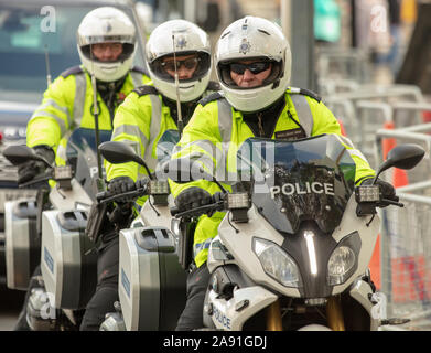 Polizei auf dem Motorrad gesehen in London, England, Großbritannien. Stockfoto