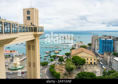 Salvador, Brasilien - ca. September 2019: Eine Ansicht von Lacerda Aufzug und die Bucht aller Heiligen (Baia de Todos os Santos) in Salvador, Bahia Stockfoto