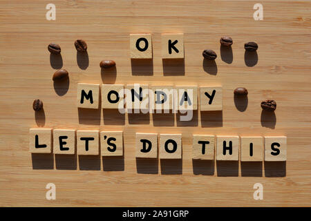 OK Montag, lassen Sie uns dies tun in 3D Holz- Buchstaben des Alphabets mit Kaffeebohnen auf einem Bambus Holz Hintergrund Stockfoto