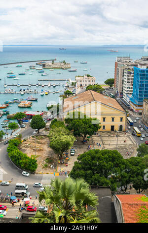 Salvador - Bahia, Brasilien - ca. September 2019: Eine Ansicht von Mercado Modelo und die Bucht aller Heiligen von oben Stockfoto