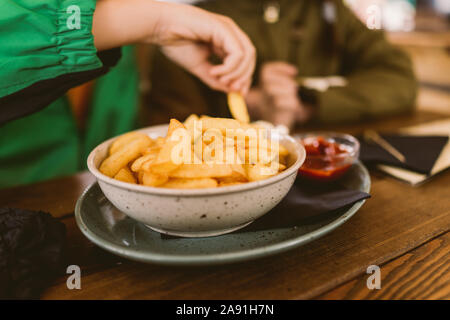Leckere Pommes frites auf hölzernen Tisch Stockfoto