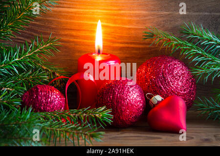 Weihnachten rote Kerze und Dekoration mit Herz Stockfoto