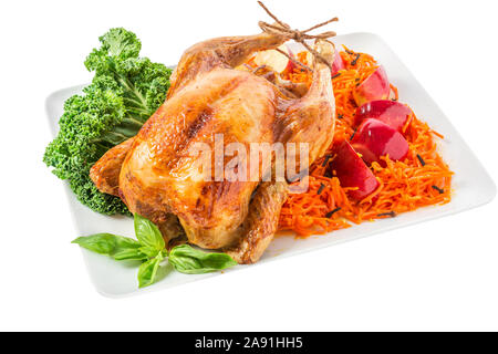 Ganze gegrillte Huhn für Thanksgiving oder Weihnachtsessen mit Gemüse und Kräuter in eine Platte auf weißem Hintergrund. Nach oben Schließen Stockfoto