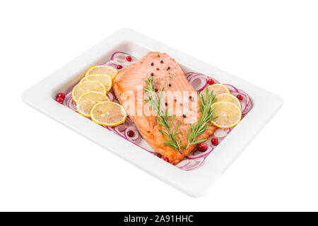 Lachsfilet mit Rosmarin, Zwiebel und Zitrone in eine Platte auf weißem Hintergrund. Bis zu schließen. Gesunde Ernährung Essen Stockfoto