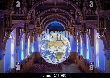 Luke Jerram von Gaia, von der Decke der Großen Halle in der Wills Memorial Building ausgesetzt, an der Universität von Bristol. Stockfoto