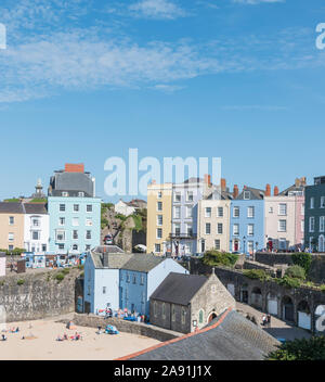 Die bunten Reihenhäuser rund um den Hafen von Tenby, West Wales. Stockfoto