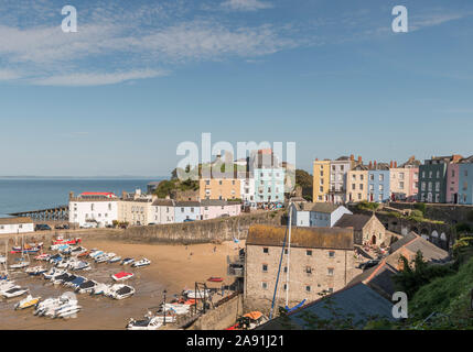 Boote durch die Ebbe in den hübschen Hafen von Tenby an einem Sommertag gestrandet. Stockfoto