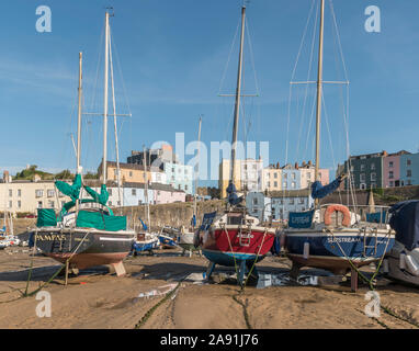 Boote durch die Ebbe in den hübschen Hafen von Tenby an einem Sommertag gestrandet. Stockfoto