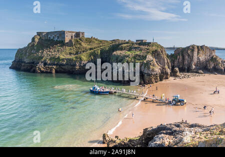 Fähre disembarks Urlauber am Strand, Tenby, Wales. Stockfoto