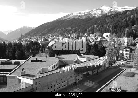 Das Kongresszentrum von Davos, die höchstgelegene Stadt Europas in den Schweizer Alpen Stockfoto