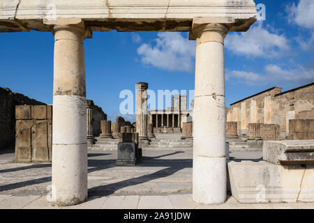 Pompei. Italien. Archäologische Stätte von Pompeji. Die Basilika (130-120 v. Chr.), war der Ort, an dem Geschäfte und die Verwaltung des Gerichtshofes Stockfoto