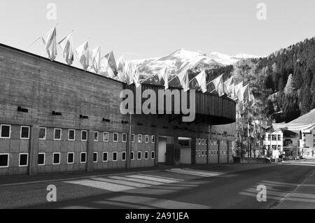 Das Kongresszentrum von Davos, die höchstgelegene Stadt Europas in den Schweizer Alpen Stockfoto