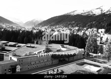 Das Kongresszentrum von Davos, die höchstgelegene Stadt Europas in den Schweizer Alpen Stockfoto