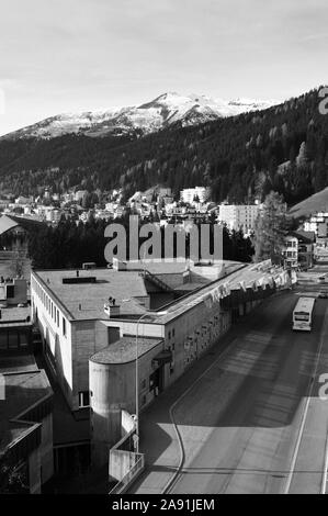Das Kongresszentrum von Davos, die höchstgelegene Stadt Europas in den Schweizer Alpen Stockfoto