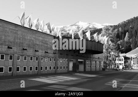 Das Kongresszentrum von Davos, die höchstgelegene Stadt Europas in den Schweizer Alpen Stockfoto