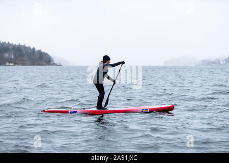 Frau Paddle Boarding Stockfoto