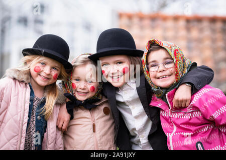 Mädchen verkleidet als Ostern Hexen Stockfoto