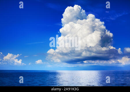 Cumulus Wolken über dem Meer in der Nähe von blauen Himmel Hintergrund Landschaft, großen flauschigen Wolke über Meer Wasser Panorama, bewölkt Wetter Marine, cloudscape Stockfoto