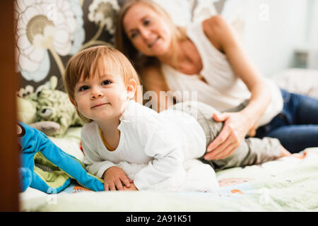 Mutter mit lächelnden Sohn Stockfoto